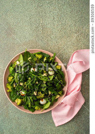 Salad with spinach and wild garlic Salad with spinach and wild garlic 89308589
