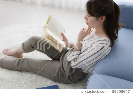 在家讀書的年輕女人 89308647