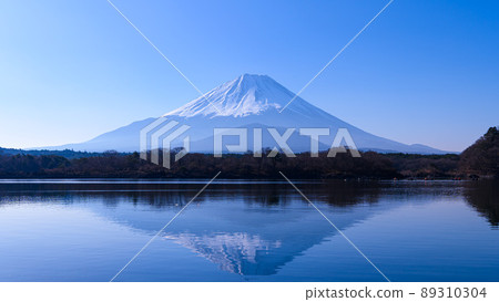 (Yamanashi Prefecture) Upside-down Fuji reflected in the clear sky and Lake Shoji (Yamanashi Prefecture) Upside-down Fuji reflected in the clear sky and Lake Shoji 89310304