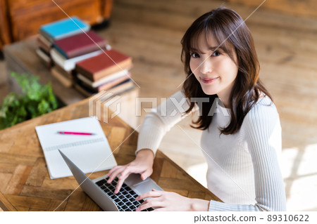 一個女人在別緻的房間裡使用筆記本電腦 一個女人在別緻的房間裡使用筆記本電腦 89310622