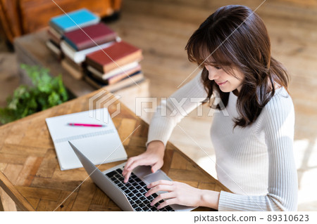 一個女人在別緻的房間裡使用筆記本電腦 一個女人在別緻的房間裡使用筆記本電腦 89310623
