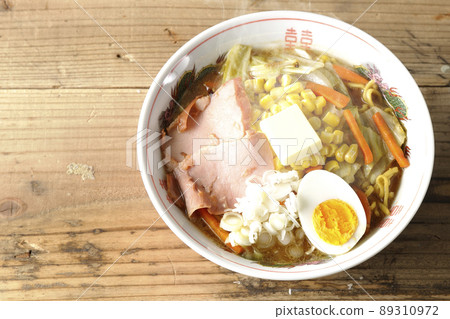 熱騰騰的味噌黃油玉米拉麵配炒蔬菜、叉燒和煮雞蛋的鳥瞰圖。 熱騰騰的味噌黃油玉米拉麵配炒蔬菜、叉燒和煮雞蛋的鳥瞰圖。 89310972