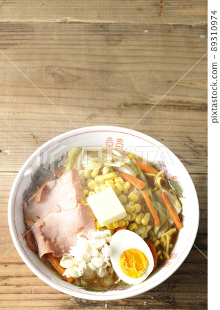 熱騰騰的味噌黃油玉米拉麵配炒蔬菜、叉燒和煮雞蛋的鳥瞰圖。 89310974