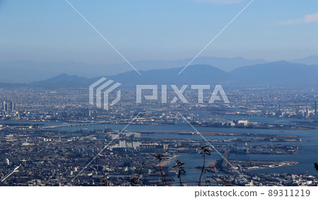 From the summit of Mt. Rokko, you can see Nishinomiya, the bay of Amagasaki, the mouth of the Yodo River, Mt. Nijo, Mt. Yamato Katsuragi, and Mt. 89311219