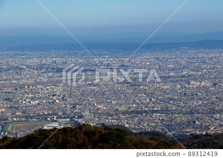 從六甲山頂眺望仁川賽馬場、大阪國際機場/伊丹機場等大阪平原 89312419
