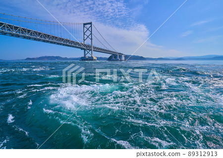鳴門海峽的大鳴門大橋和漩渦 89312913