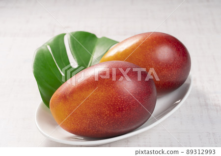 [Tropical fruit] Ripe mango 89312993