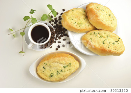 濃咖啡和烤好的大蒜麵包 濃咖啡和烤好的大蒜麵包 89313320