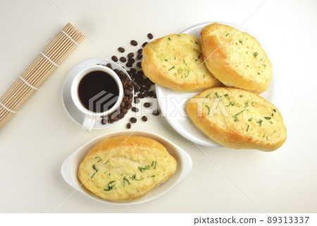濃咖啡和烤好的大蒜麵包 濃咖啡和烤好的大蒜麵包 89313337