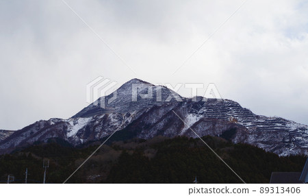冬天白雪皚皚的武科山 89313406