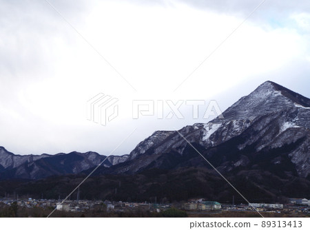 冬天白雪皚皚的武科山 冬天白雪皚皚的武科山 89313413
