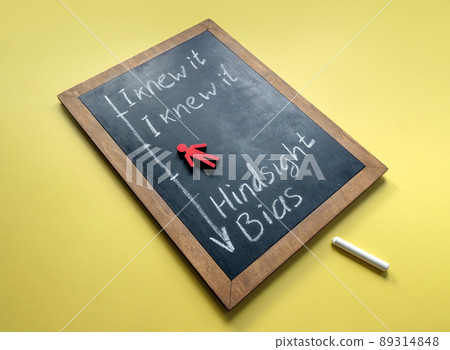 Hindsight bias handwritten words on the chalkboard. 89314848
