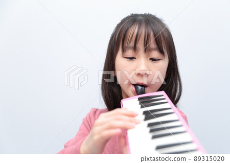彈鍵盤口琴的女孩 89315020