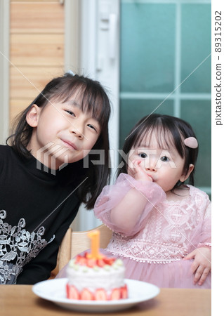 和家人一起慶祝我 1 歲姐姐的生日 和家人一起慶祝我 1 歲姐姐的生日 89315202