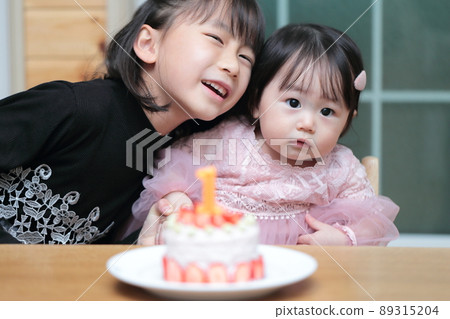 Celebrate the birthday of my 1-year-old sister with my family 89315204