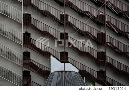 許多緊急樓梯排列在一棟中等老建築中的緊急樓梯 許多緊急樓梯排列在一棟中等老建築中的緊急樓梯 89315914