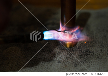 Copper soldering, work process of installation and soldering of copper pipes to the heating fireplace. 89316656