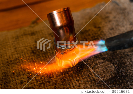 Copper soldering, work process of installation and soldering of copper pipes to the heating fireplace. 89316681