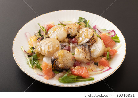 Grilled scallop carpaccio 89316851