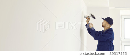 Copy space banner background with worker installing surveillance camera on white wall Copy space banner background with worker installing surveillance camera on white wall 89317353