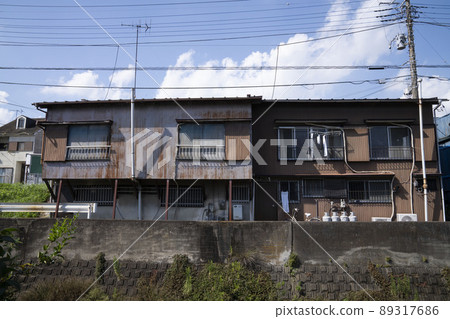 Barracks on the riverbank, dilapidated Showa architecture, old houses that are about to collapse, houses that must be retrofitted Barracks on the riverbank, dilapidated Showa architecture, old houses that are about to collapse, houses that must be retrofitted 89317686