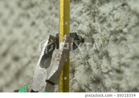 Metal guides for plastering walls, installation of metal beacons on the wall. 89318354