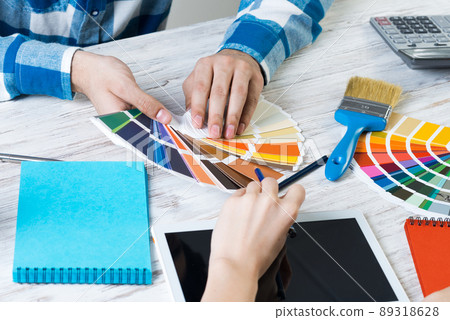 Interior designer choosing colors from swatches 89318628