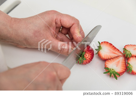 [用三德刀切草莓] 89319006