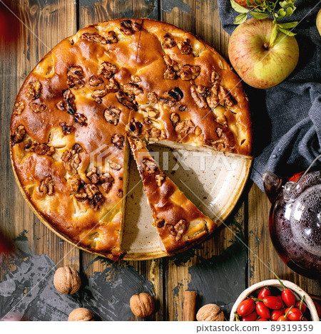 Homemade apple cake with fresh gardening apples Homemade apple cake with fresh gardening apples 89319359