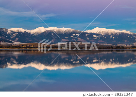 Winter landscape at sunset. 89321347