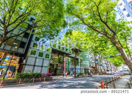 Overlooking Miyamasu-zaka and Shibuya Post Office, which shine in the fresh green of Tokyo cityscape in Japan. The right back is toward Miyamasu Sakagami 89321471