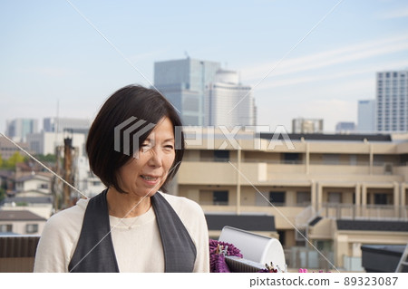 摩天大樓和健康的高個女人 摩天大樓和健康的高個女人 89323087