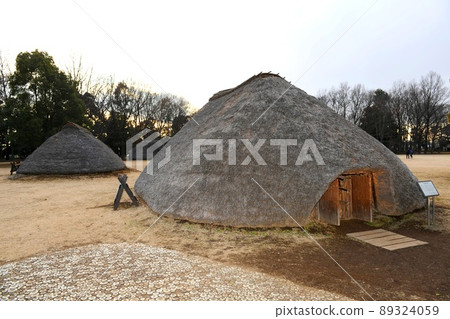 [Fujimi City National Historic Site Mizuko Kaizuka Park Restored Pit-house] 89324059