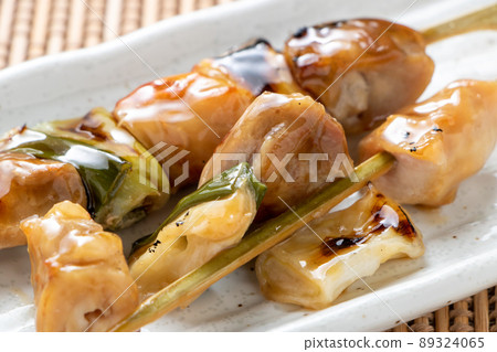 烤雞肉串的特寫鏡頭,已從烤肉串上取下並打碎。 烤雞肉串的特寫鏡頭,已從烤肉串上取下並打碎。 89324065