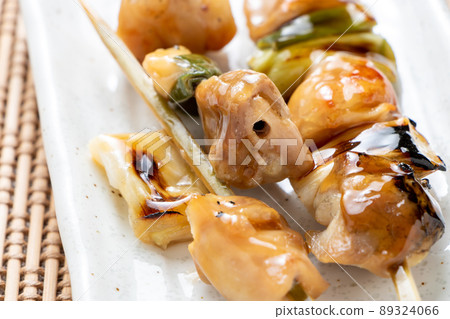 烤雞肉串的特寫鏡頭,已從烤肉串上取下並打碎。 烤雞肉串的特寫鏡頭,已從烤肉串上取下並打碎。 89324066