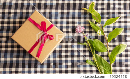 獲得粉色絲帶、禮品盒和粉色花朵。 獲得粉色絲帶、禮品盒和粉色花朵。 89324558