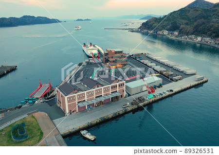 黎明時分鳥瞰八幡濱港 89326531