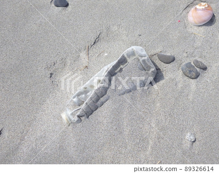 Marine plastic garbage PET bottle 89326614