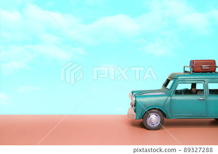 藍天、露營車和復印空間 藍天、露營車和復印空間 89327288