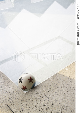 Empty table top and blurred swimming pool in tropical resort 89327548