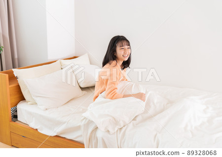 女孩在床上醒來 89328068