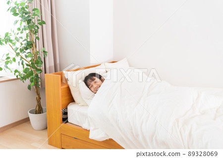 睡在床上的女孩 89328069