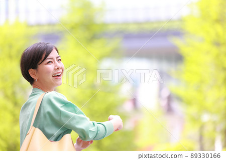 Fresh green _ woman who rolls her arms 1 Fresh green _ woman who rolls her arms 1 89330166