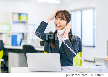 支持電話的辦公室的女商人 89330299
