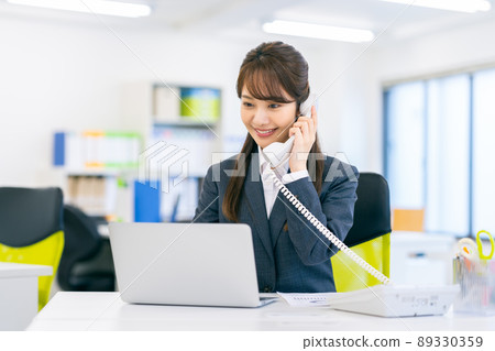 在辦公室打電話的女商人 89330359