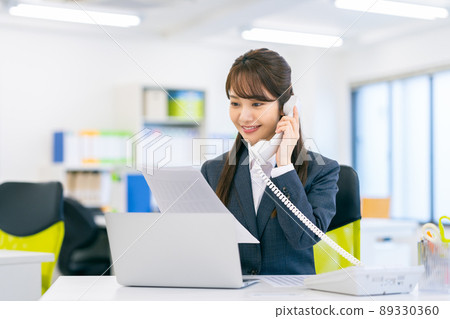 在辦公室打電話的女商人 89330360