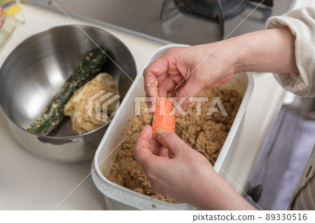 [Carrots, cabbage and cucumbers taken out of the bran bed] 89330516