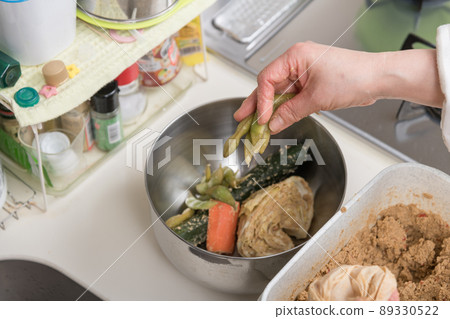 [Put the pickled edamame in a soup stock pack and take it out of the bran bed] 89330522