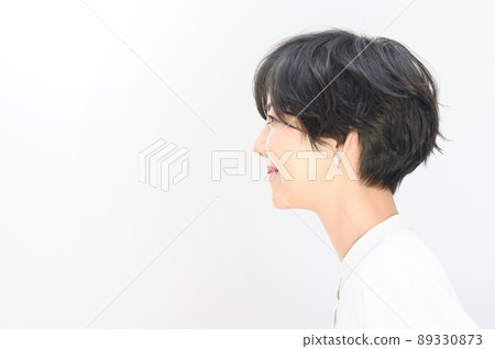 一個美麗的女人，面帶微笑，側臉，面朝左 89330873