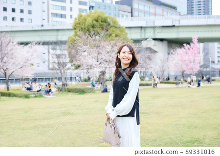 公園草地上散步的女人 89331016